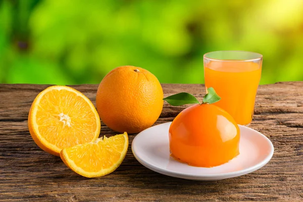 Bolo de laranja e copo de suco de laranja fresco na aba de madeira grunge — Fotografia de Stock