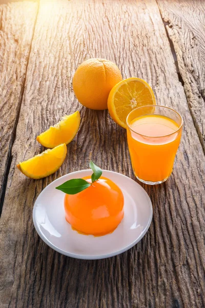 Orangenkuchen und ein Glas frischer Orangensaft auf Grunge-Holztab — Stockfoto