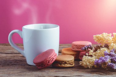 Eski gr üzerinde sıcak çay ile farklı renk macaroons