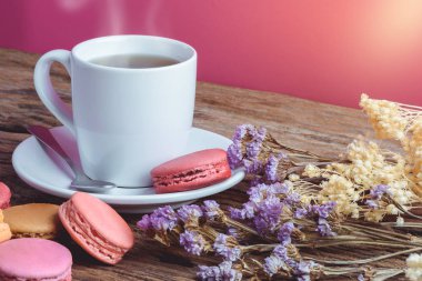 Eski gr üzerinde sıcak çay ile farklı renk macaroons