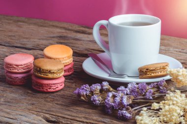 Eski gr üzerinde sıcak çay ile farklı renk macaroons