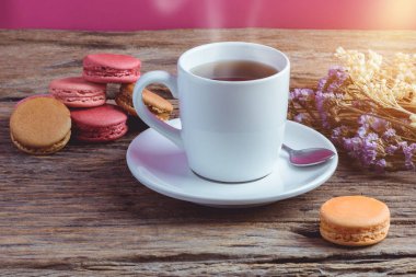 Eski gr üzerinde sıcak çay ile farklı renk macaroons
