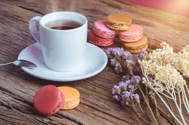 Eski gr üzerinde sıcak çay ile farklı renk macaroons