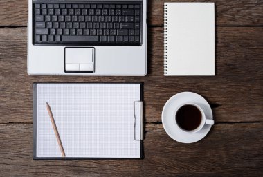 Not Defteri, laptop ve kahve Kupası, not defteri, kalemi ile başı işleri