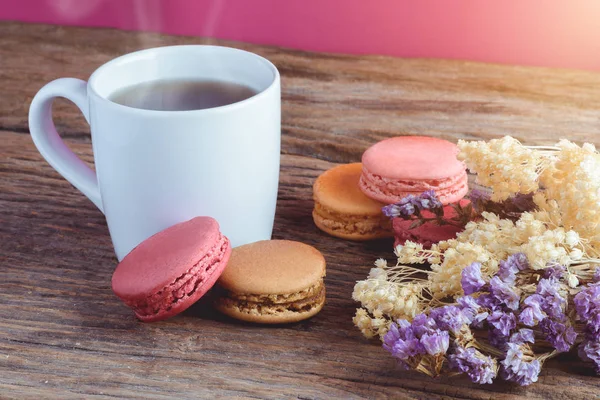 Different types color of macaroons with Cup of hot tea on Old gr — Stock Photo, Image