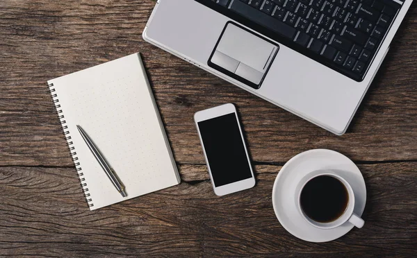 Houten tafel office dingen met Kladblok, laptop en koffie kopje, n — Stockfoto