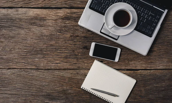 Houten tafel office dingen met Kladblok, laptop en koffie kopje, n — Stockfoto