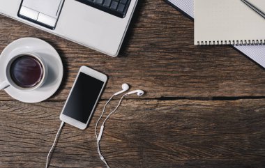 Kalem, not defteri, kahve fincanı, smartphone ile ofis ahşap Büro ve