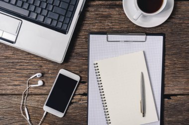 Kalem, not defteri, kahve fincanı, smartphone ile ofis ahşap Büro ve