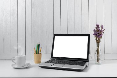 çalışma alanı arka plan boş beyaz ekran modern dizüstü bilgisayar ile