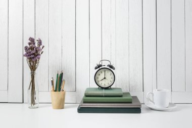 eğitim çalışma alanı arka plan kavramları ile beyaz ahşap vintag