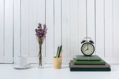 eğitim çalışma alanı arka plan kavramları ile beyaz ahşap vintag