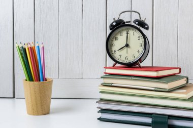eğitim çalışma alanı arka plan kavramları çalar saat, renk kalemi