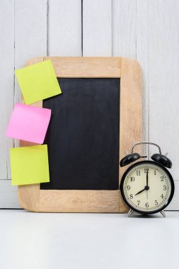 Kara tahta, çalar saat ve boş yapışkan not, post Not veya sonrası