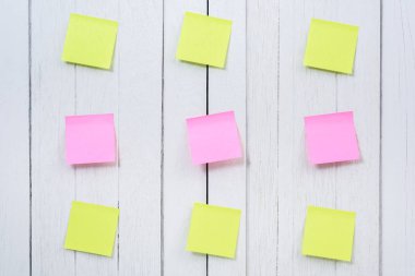 Birçok renkli yapışkan not, deftere naklet veya beyaz tahta üzerine post it 