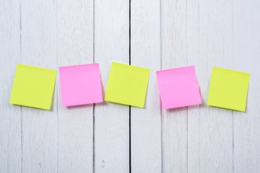 Birçok renkli yapışkan not, deftere naklet veya beyaz tahta üzerine post it 