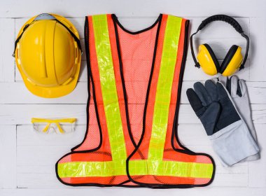 Ahşap masa üzerinde Standart inşaat güvenlik ekipmanları. Üstten Görünüm