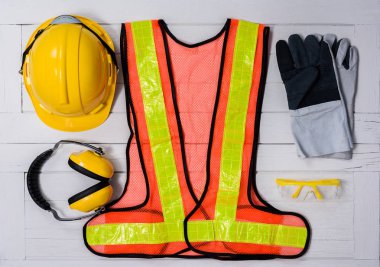 Ahşap masa üzerinde Standart inşaat güvenlik ekipmanları. Üstten Görünüm