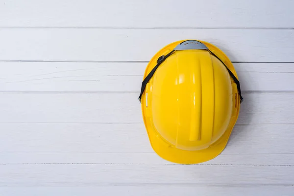 Capacete de segurança amarelo — Fotografia de Stock