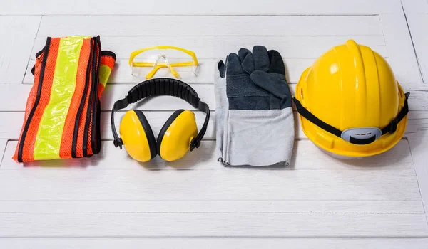 Ahşap masa üzerinde Standart inşaat güvenlik ekipmanları