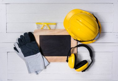 Ahşap masa üzerinde Standart inşaat güvenlik ekipmanları. Üstten Görünüm