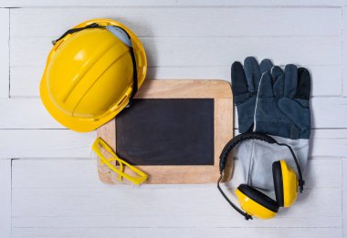 Ahşap masa üzerinde Standart inşaat güvenlik ekipmanları. Üstten Görünüm