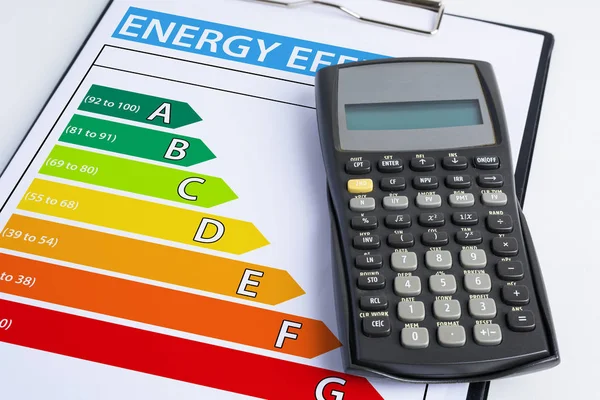 Concept d'efficacité énergétique avec tableau de notation énergétique — Photo
