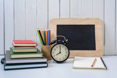 eğitim çalışma alanı arka plan kavramları çalar saat, renk kalemi