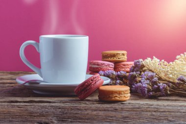 Eski gr üzerinde sıcak çay ile farklı renk macaroons