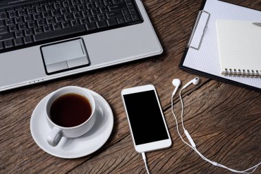 Kalem, not defteri, kahve fincanı, smartphone ile ofis ahşap Büro ve
