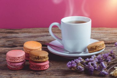 Eski gr üzerinde sıcak çay ile farklı renk macaroons
