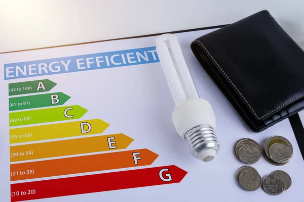 Concept d'efficacité énergétique avec tableau de notation énergétique — Photo