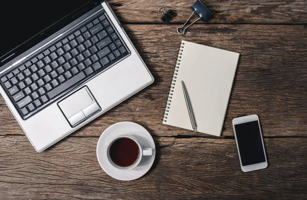 Houten tafel office dingen met Kladblok, laptop en koffie kopje, n — Stockfoto