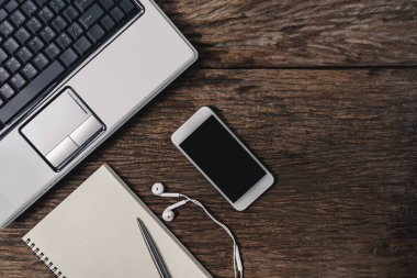 Kalem, not defteri, kahve fincanı, smartphone ile ofis ahşap Büro ve