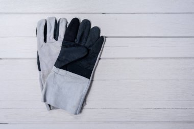 Gri koruyucu eldivenler