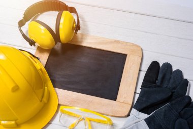 Ahşap masa üzerinde Standart inşaat güvenlik ekipmanları