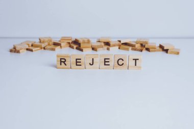 Kelimeler blok ahşap harfler ile yapılan reddet. Emrah adıgüzel 