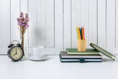 eğitim çalışma alanı arka plan kavramları ile beyaz ahşap vintag