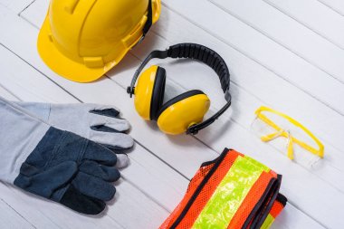 Ahşap masa üzerinde Standart inşaat güvenlik ekipmanları