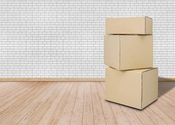 Me mudo a un nuevo hogar. Habitación vacía con cajas de cartón — Foto de Stock