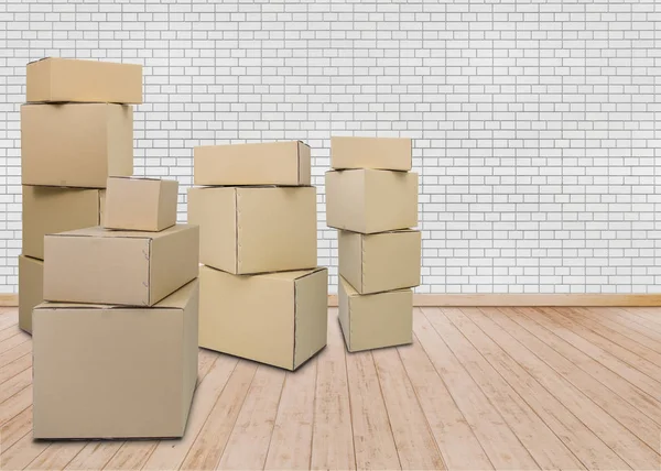 Me mudo a un nuevo hogar. Habitación vacía con cajas de cartón — Foto de Stock