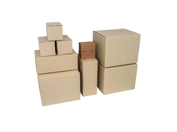 Caixas de papelão em diferentes tamanhos caixas empilhadas isoladas no whi — Fotografia de Stock