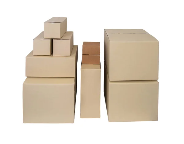 Boîtes en carton de différentes tailles empilées boîtes isolées sur whi — Photo