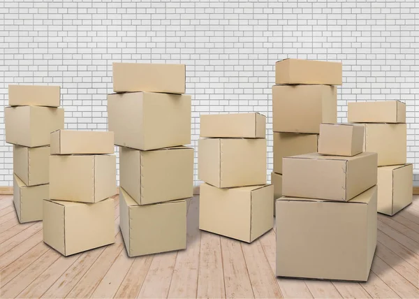 Moving in new home. Empty room with Carton boxes — Stock Photo, Image