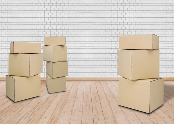 Me mudo a un nuevo hogar. Habitación vacía con cajas de cartón — Foto de Stock