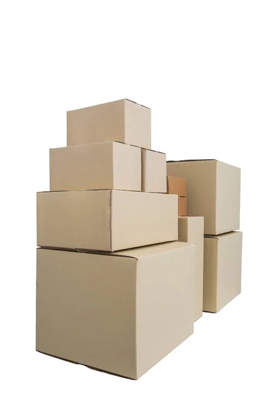 Κουτιά από χαρτόνι σε διαφορετικά μεγέθη στοιβάζονται κουτιά απομονωμένα σε WHI — Φωτογραφία Αρχείου