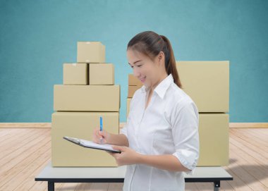 Genç iş kadın, girişimci bir pano tutan, kontrol TH