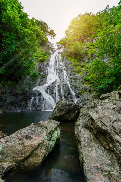 Naturaleza tropical en la cascada sarika en nakhon nayok, Tailandia — Foto de Stock