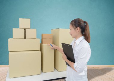 Genç iş kadın, girişimci bir pano tutan, kontrol TH