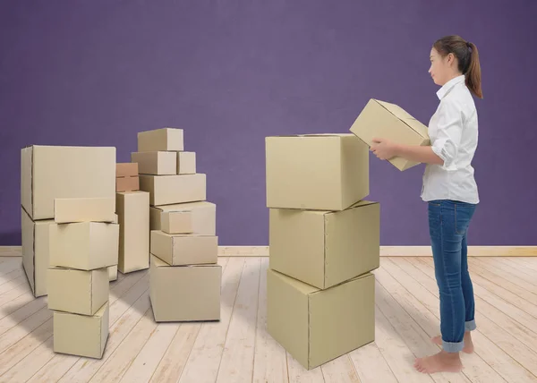 Mulher carregando e levantando caixas — Fotografia de Stock